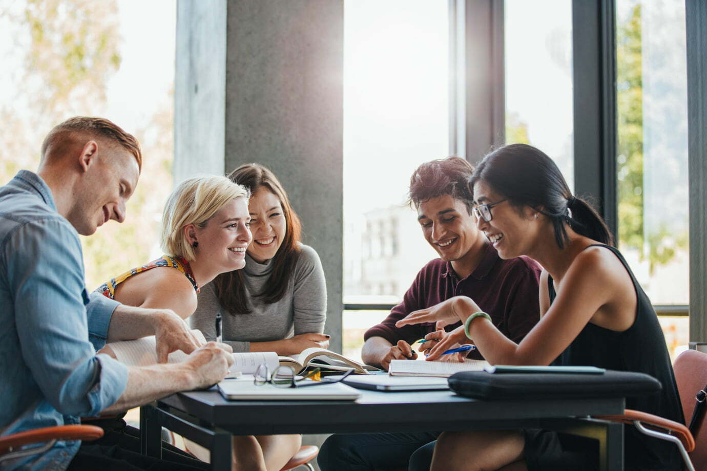 ⚡ Estudiar Oposiciones 2021: ¿solo O Academia? - Udeka.es